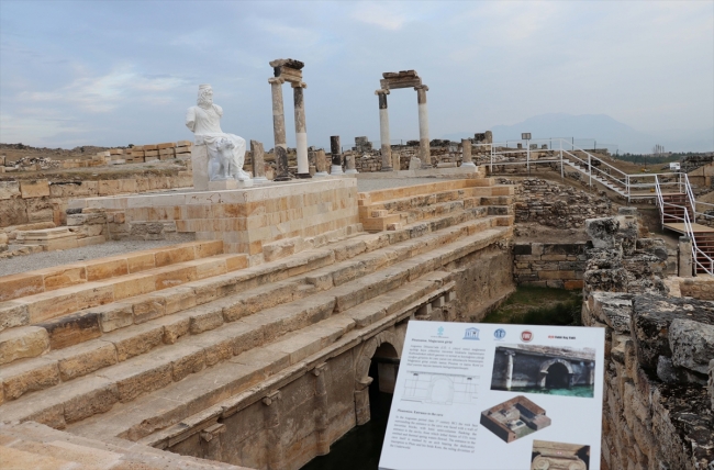 Hierapolis Antik Kenti'ndeki "Hades ile üç başlı köpeği" heykeli yeni yerine taşındı